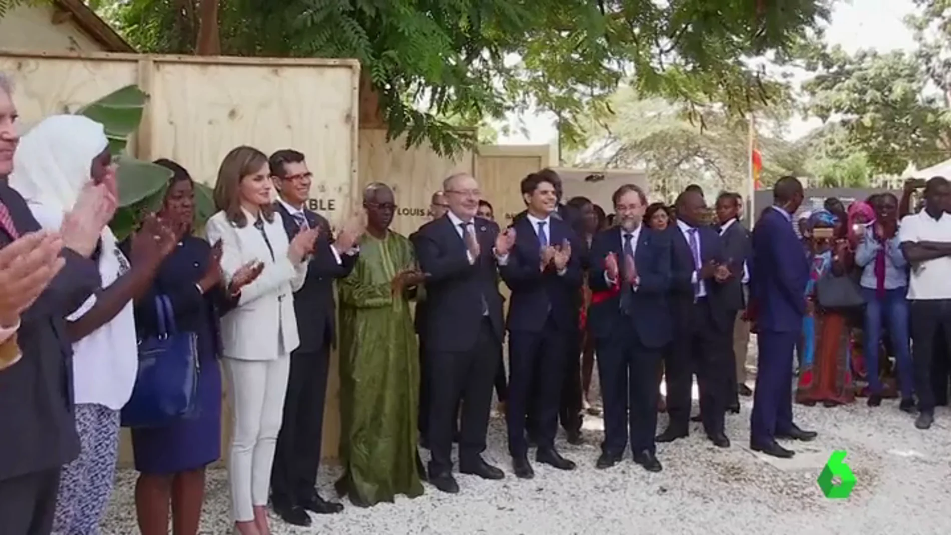 Calurosa acogida a Doña Letizia en Senegal