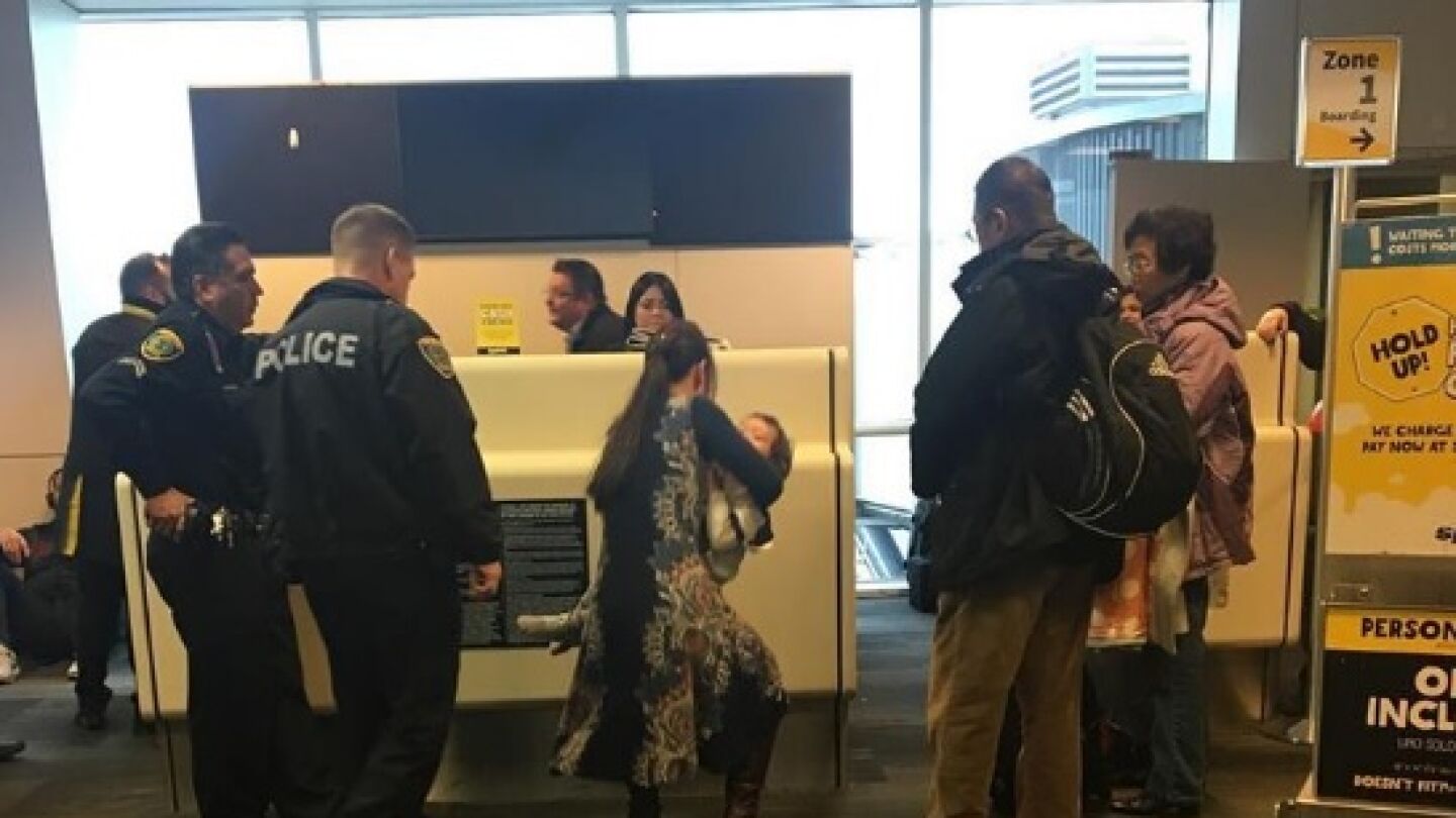 Mujer a la que una aerol&iacute;nea expuls&oacute; por dar el pecho a su beb&eacute;