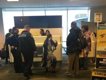 Mujer a la que una aerolínea expulsó por dar el pecho a su bebé Mujer a la que una aerolínea expulsó por dar el pecho a su bebé