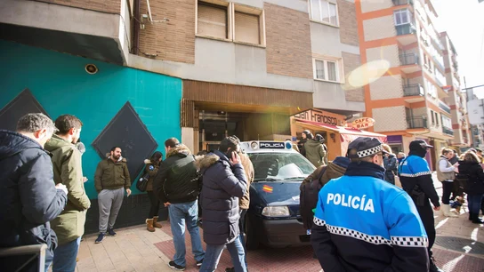 Efectivos policiales junto a la vivienda de los tres jugadores de la Arandina Club de Fútbol Efectivos policiales junto a la vivienda de los tres jugadores de la Arandina Club de Fútbol