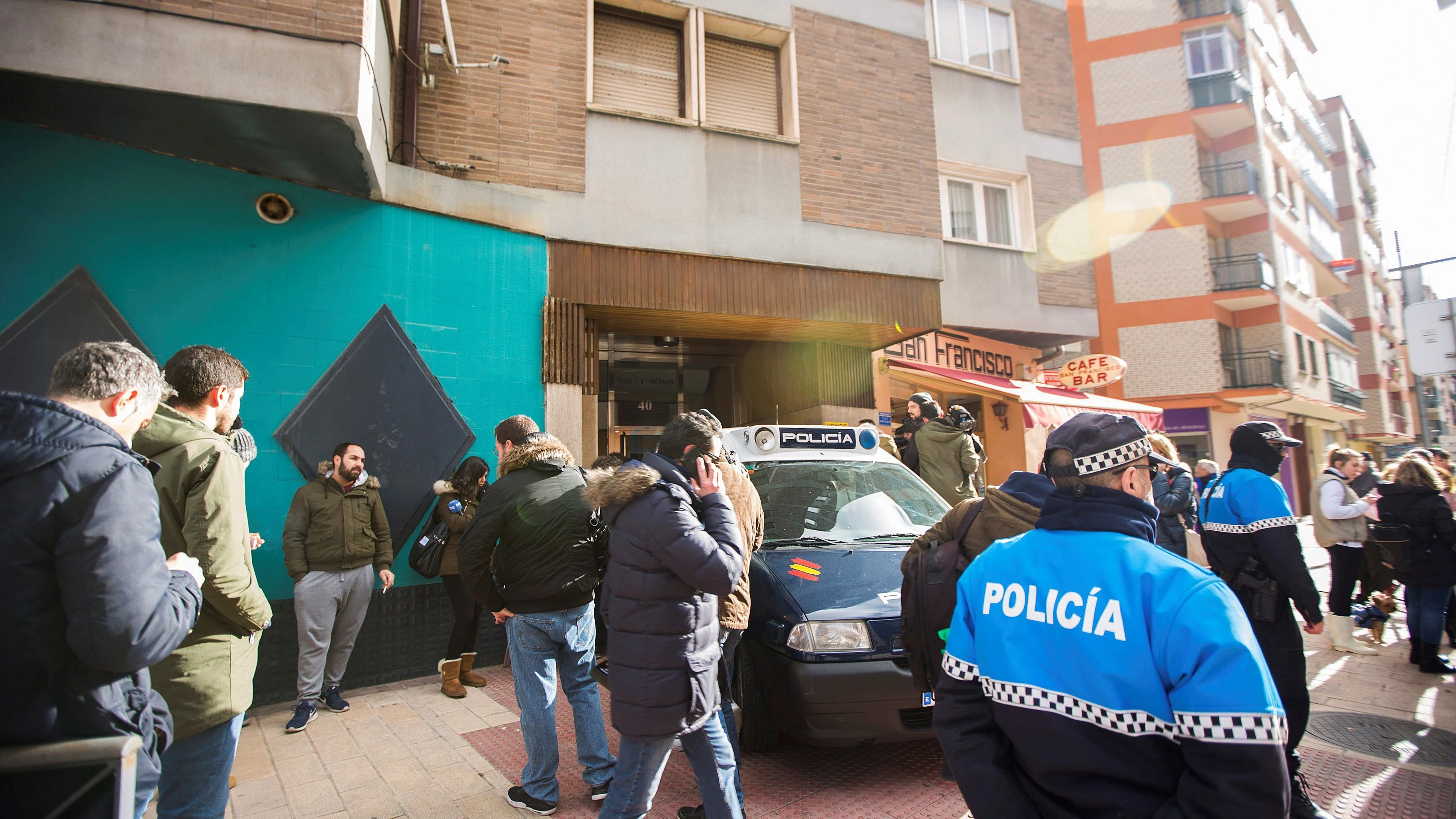 Efectivos policiales junto a la vivienda de los tres jugadores de la Arandina Club de Fútbol