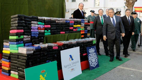 Juan Ignacio Zoido y las autoridades competentes observando el alijo incautado Juan Ignacio Zoido y las autoridades competentes observando el alijo incautado