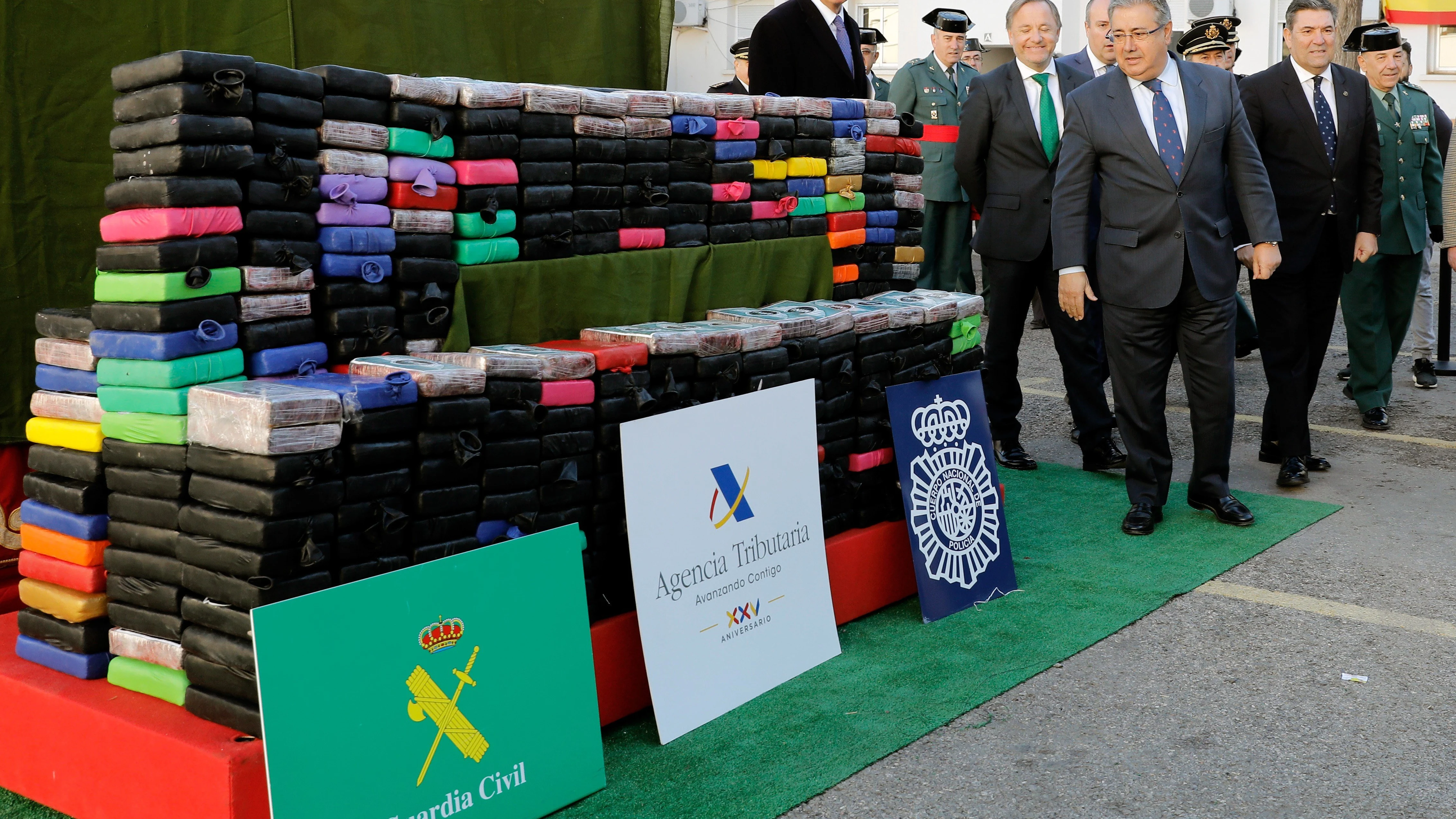 Juan Ignacio Zoido y las autoridades competentes observando el alijo incautado 