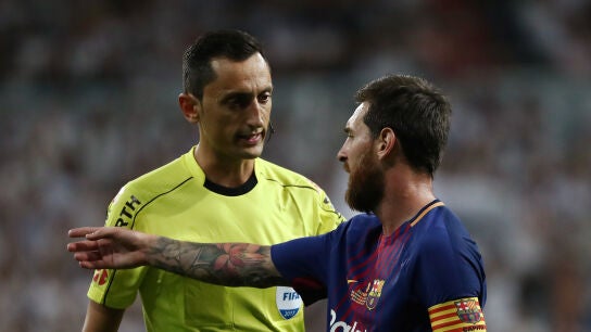 Messi dialoga con S&aacute;nchez Mart&iacute;nez durante un partido