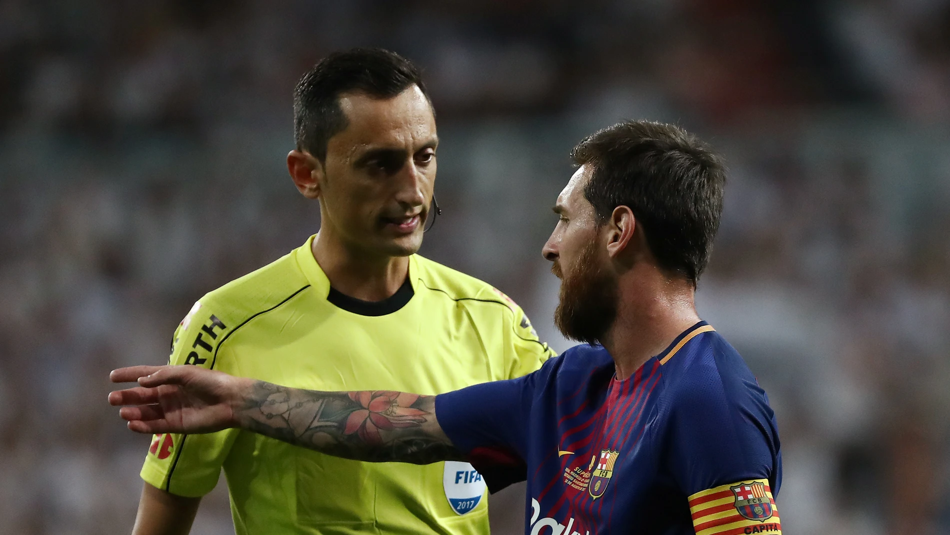 Messi dialoga con Sánchez Martínez durante un partido