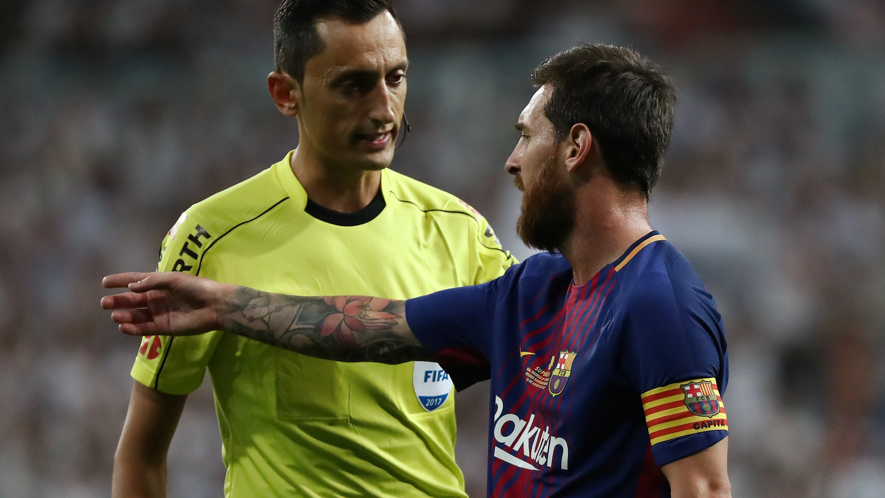 Messi dialoga con Sánchez Martínez durante un partido Messi dialoga con Sánchez Martínez durante un partido