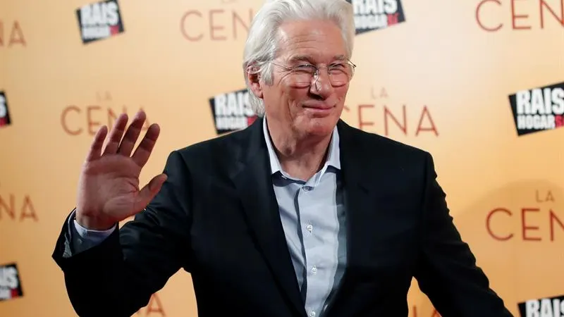 El actor estadounidense Richard Gere posa a su llegada al estreno de 'La cena'