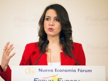 Inés Arrimadas durante un desayuno informativo Inés Arrimadas durante un desayuno informativo