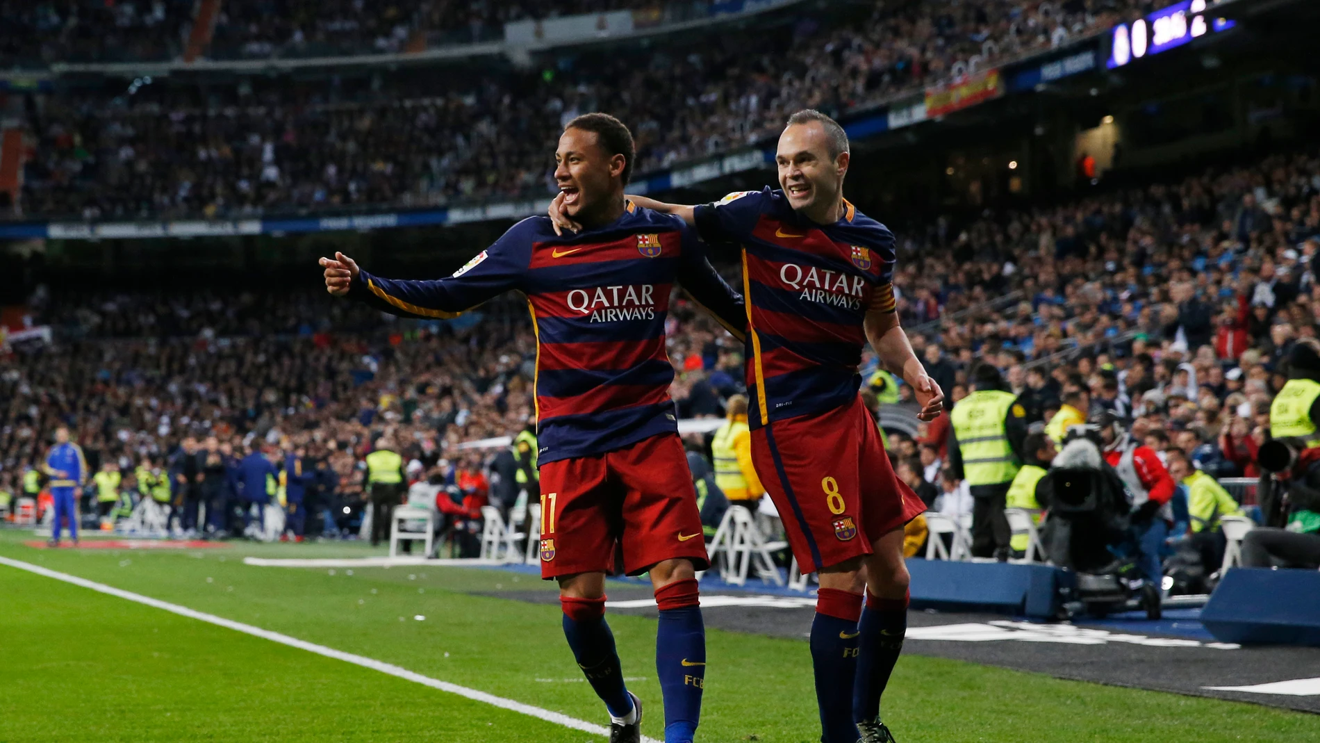 Iniesta celebra un gol junto a Neymar