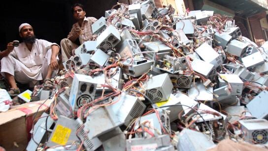 Vendedores de equipos electr&oacute;nicos de segunda mano en una tienda en Seelampur, en Nueva Delhi, en la India. 