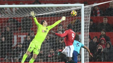 Lukaku remata de cabeza para firmar el gol de la victoria ante el Bournemouth