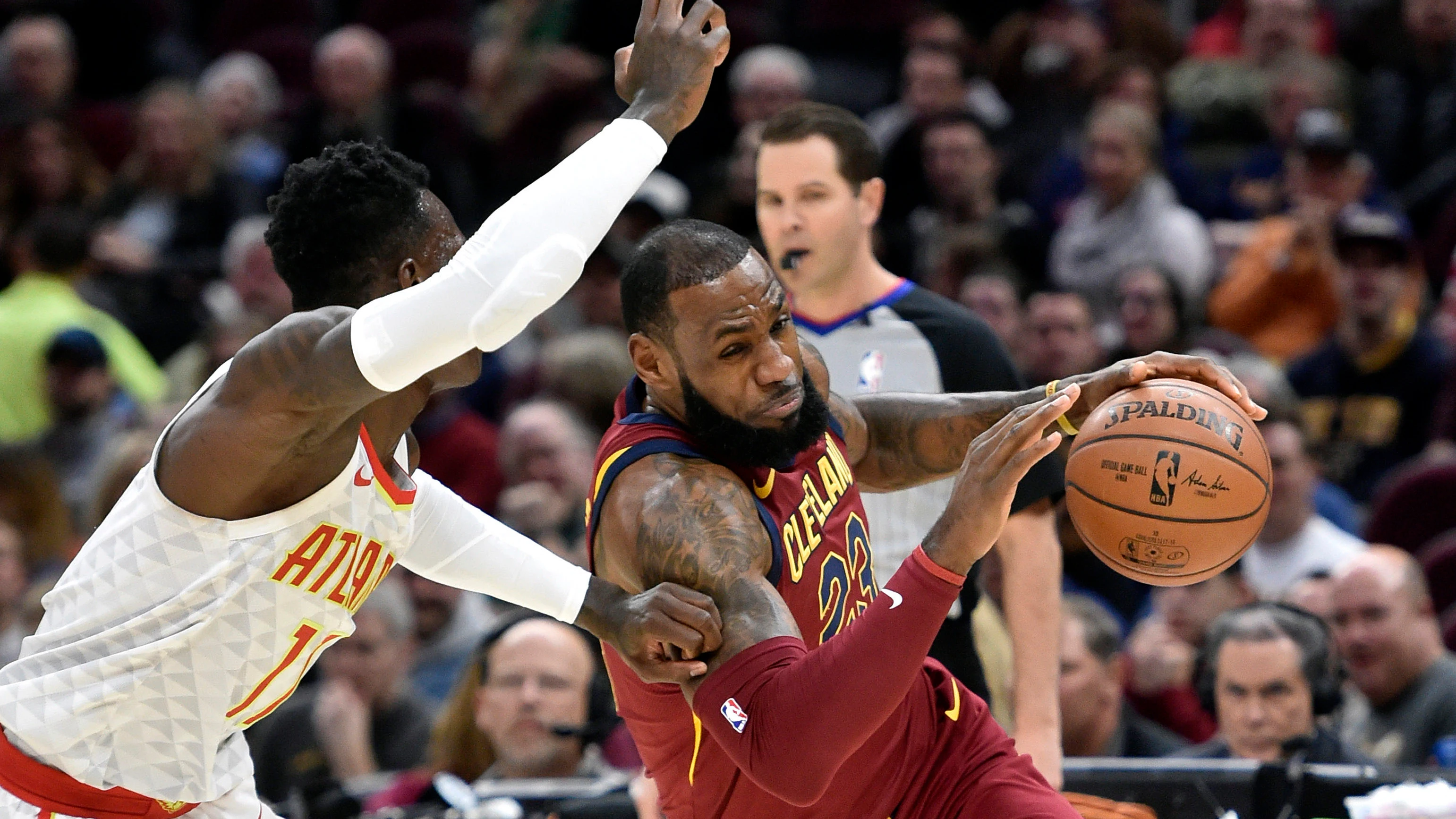 LeBron James intenta entrar a canasta ante la defensa de Schroder