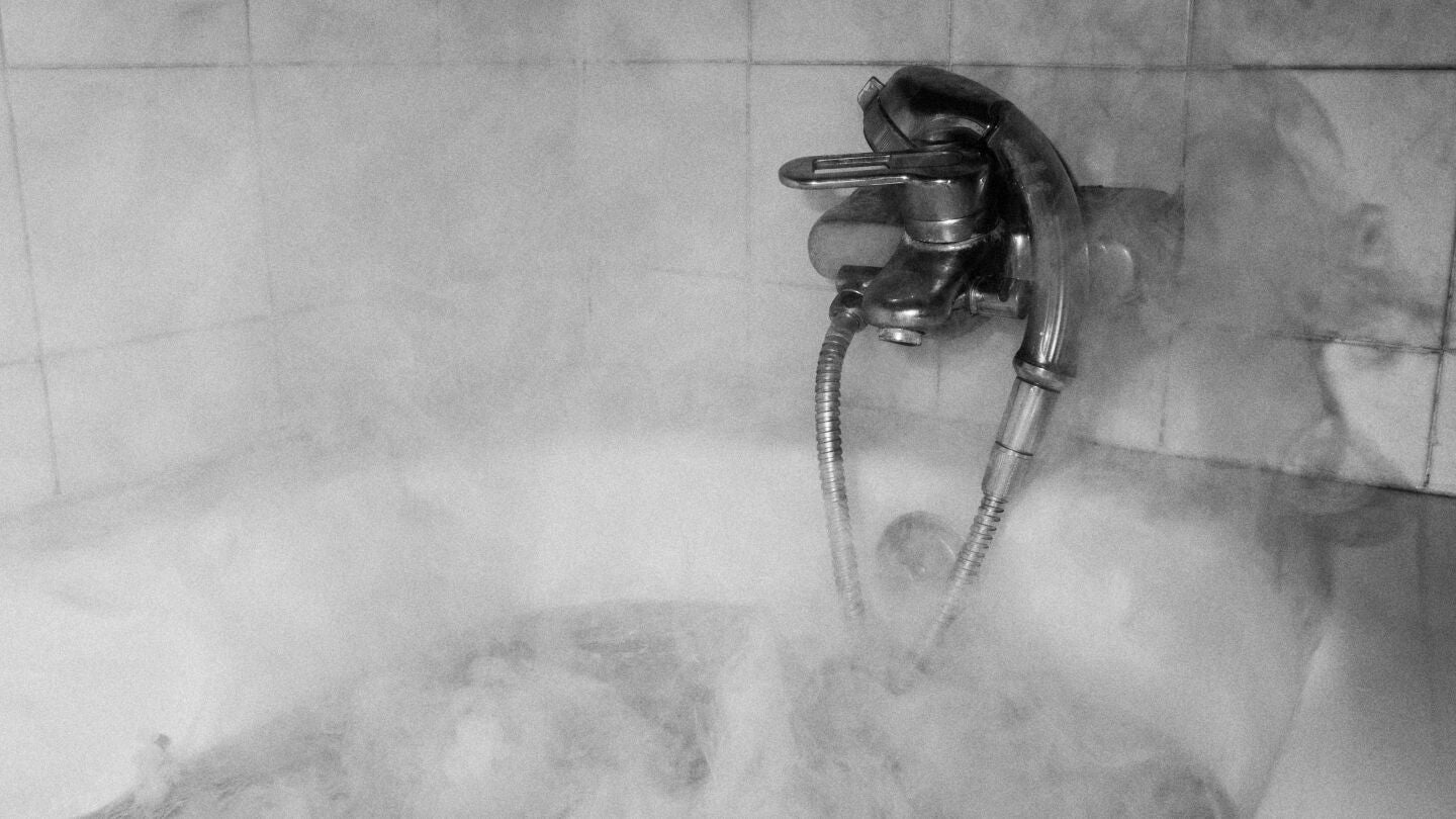 Imagen de archivo de un ba&ntilde;o con agua caliente