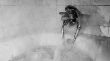 Imagen de archivo de un baño con agua caliente
