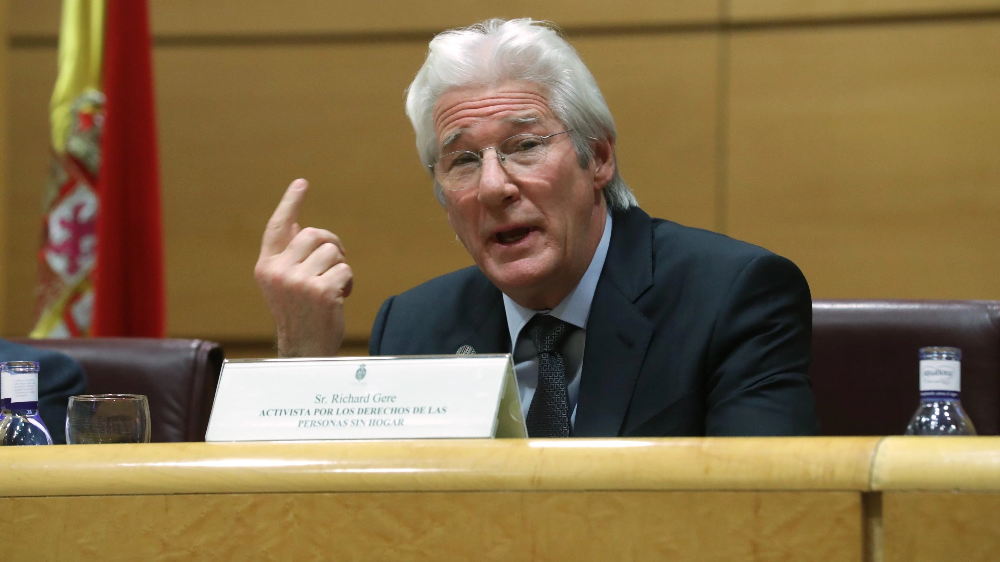 Richard Gere participa en el Senado en acto a favor de los sin techo