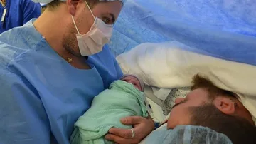 Kace Sullivan y su pareja con su hijo recién nacido