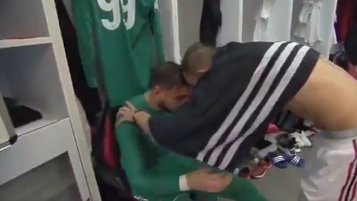 Donnarumma es consolado por Bonucci en el vestuario del Milan
