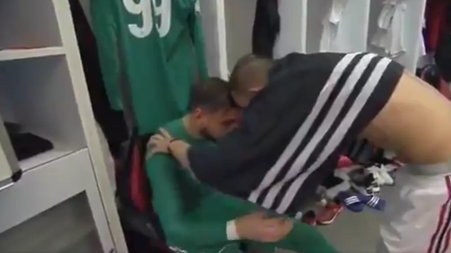 Donnarumma es consolado por Bonucci en el vestuario del Milan Donnarumma es consolado por Bonucci en el vestuario del Milan