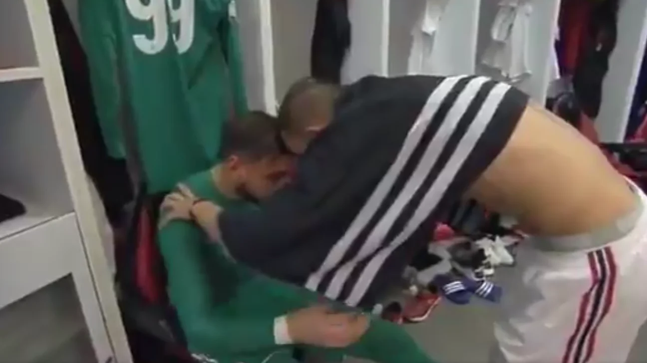 Donnarumma es consolado por Bonucci en el vestuario del Milan Donnarumma es consolado por Bonucci en el vestuario del Milan