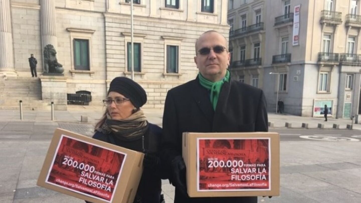Momento previo a la entrega de firmas en el Congreso para "salvar la Filosof&iacute;a"