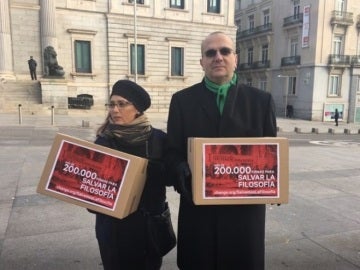 Momento previo a la entrega de firmas en el Congreso para "salvar la Filosofía" Momento previo a la entrega de firmas en el Congreso para "salvar la Filosofía"