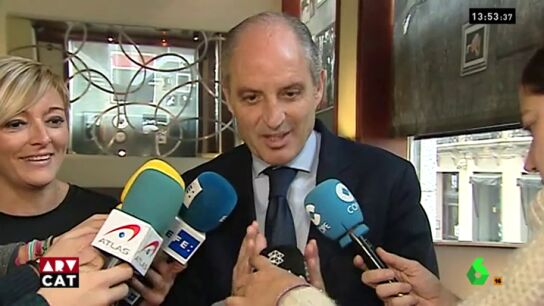 Francisco Camps bromea con un micr&oacute;fono de laSexta