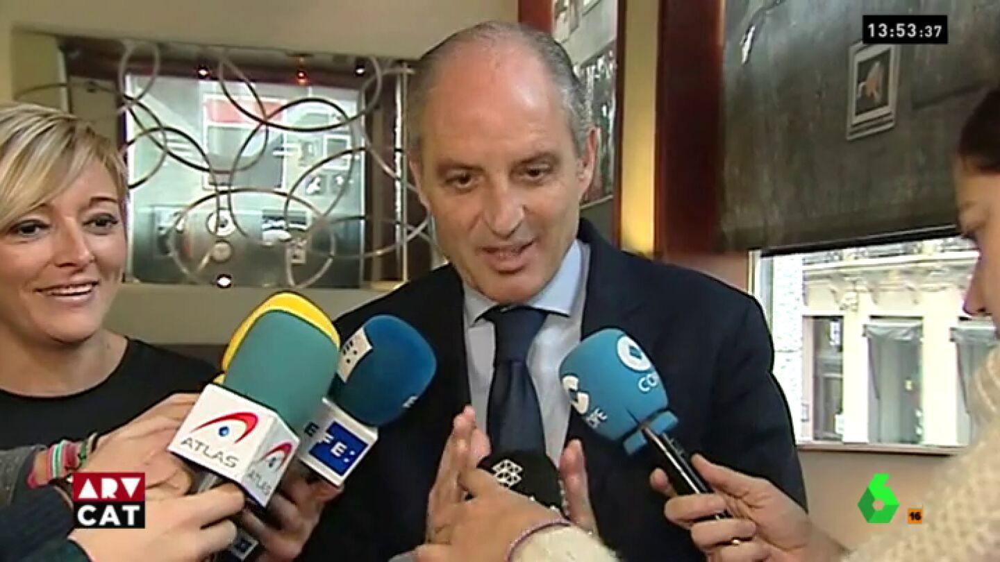 Francisco Camps bromea con un micr&oacute;fono de laSexta
