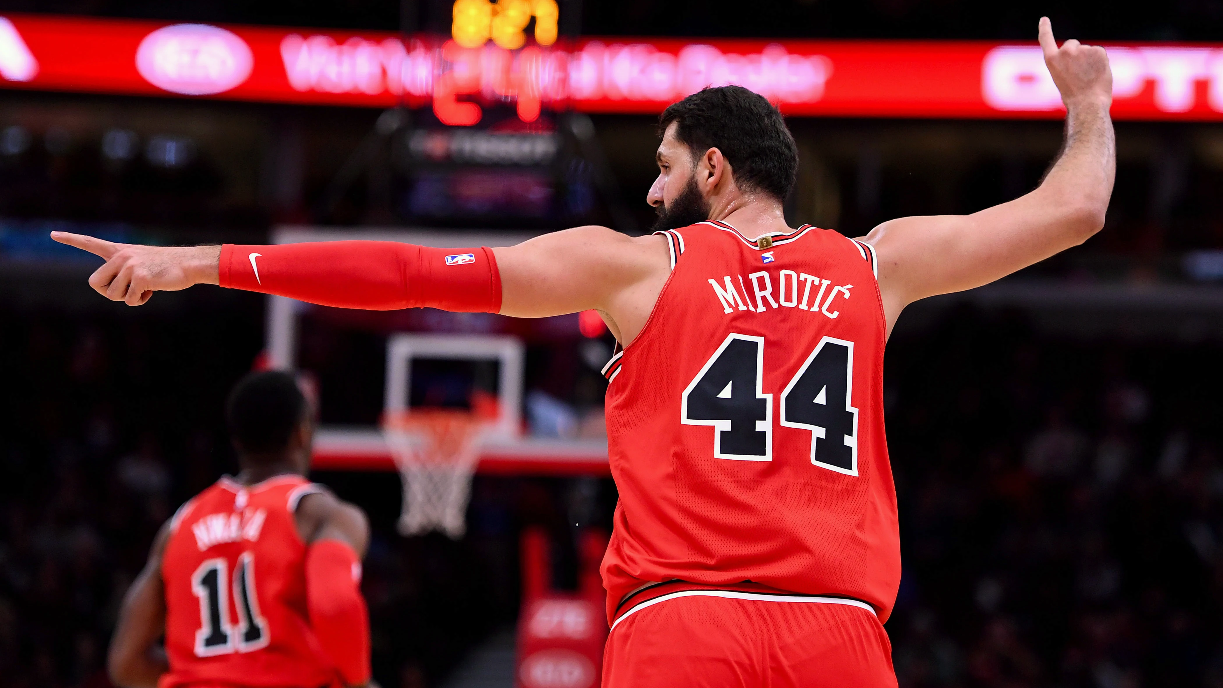 Mirotic celebra una canasta