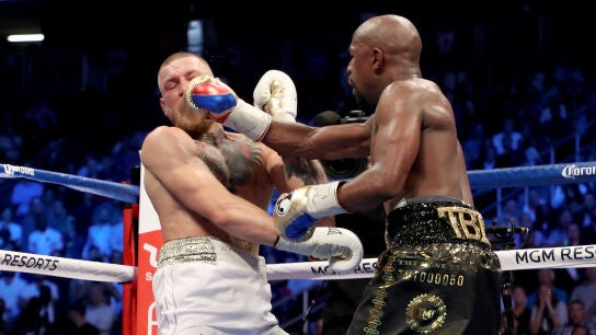 Mayweather golpea a McGregor durante su combate