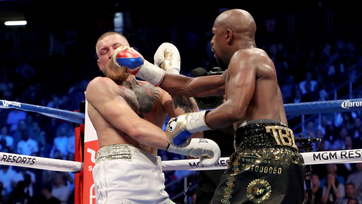 Mayweather golpea a McGregor durante su combate