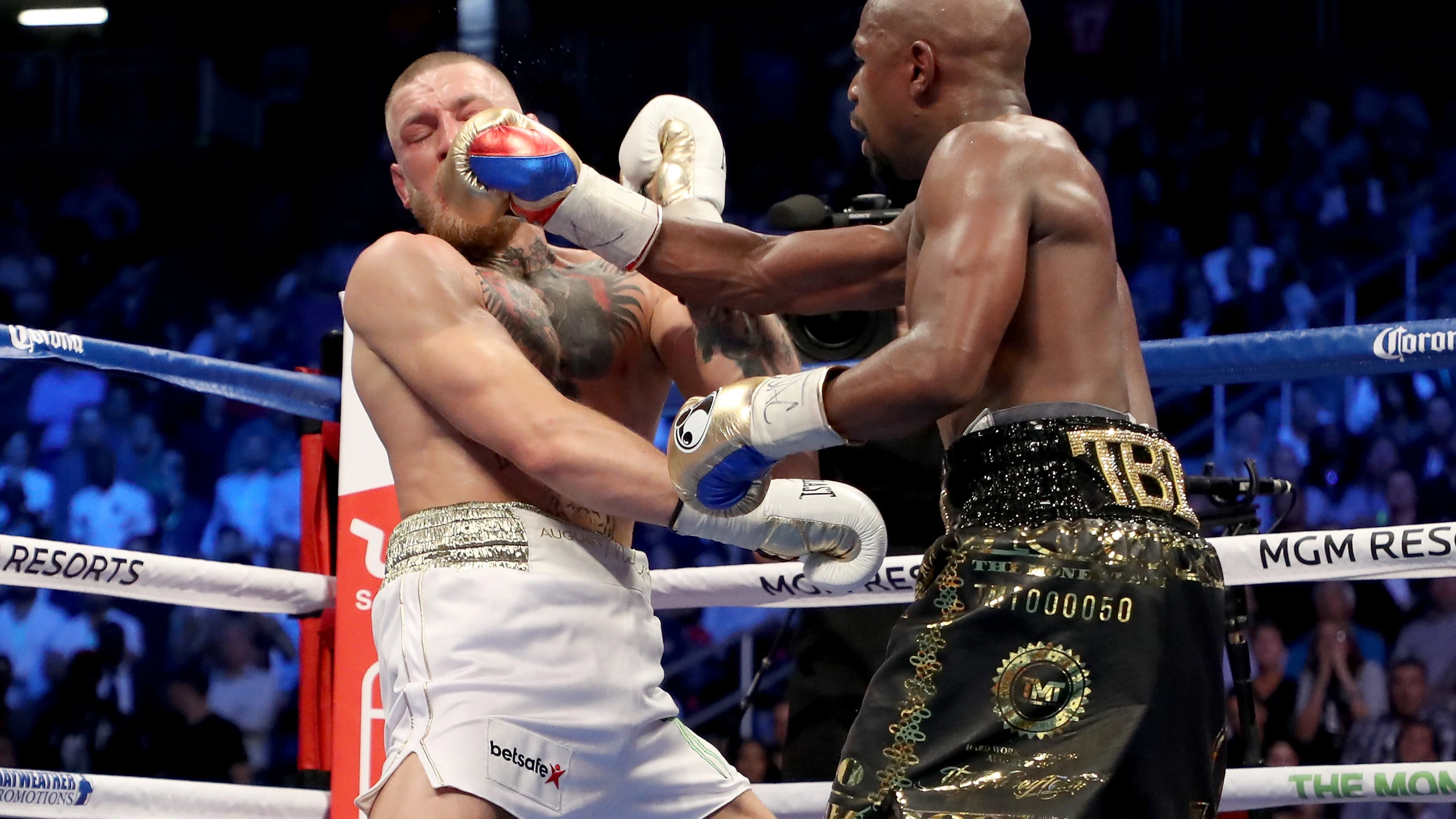 Mayweather golpea a McGregor durante su combate