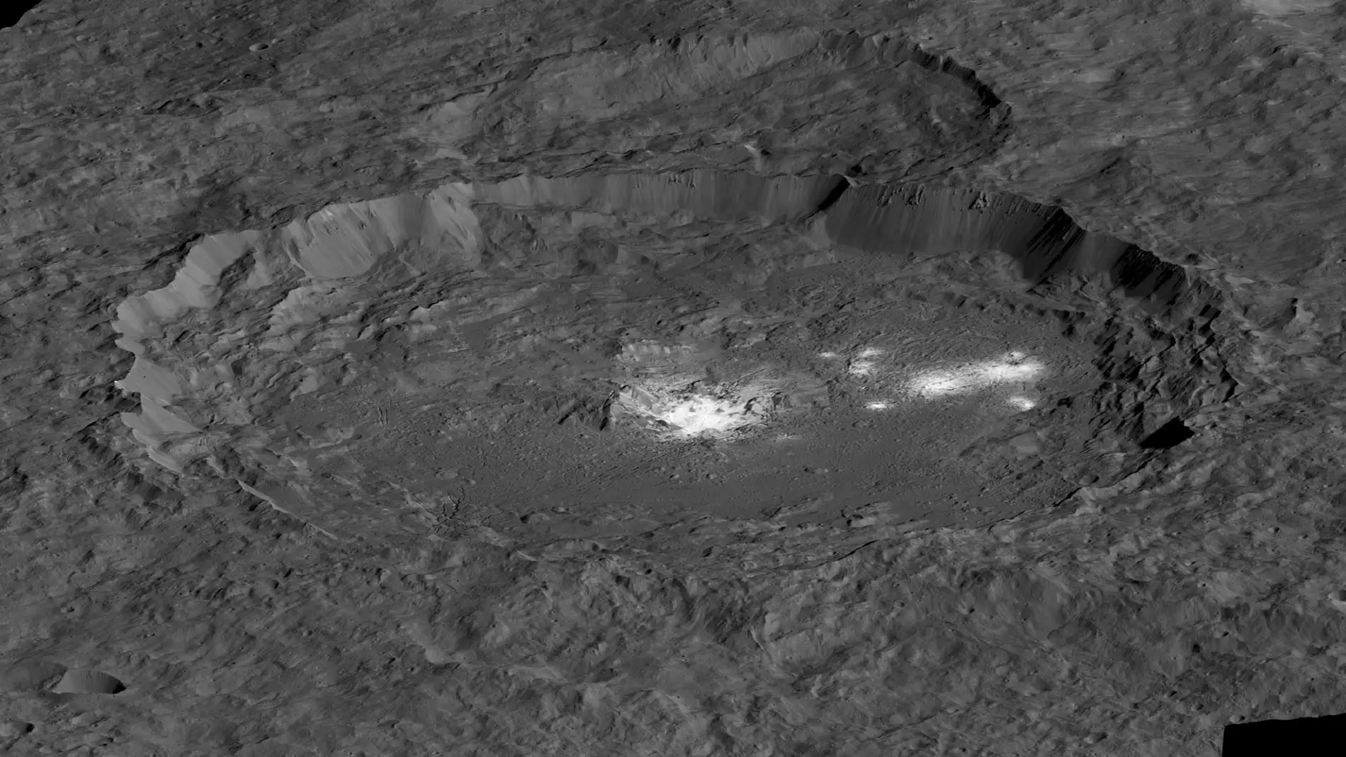 El cráter Occator Crater que muestra la zona de Cerealia Facula en el centro y Vinalia Faculae 