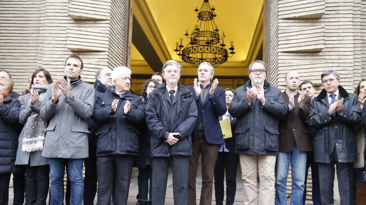 Aplauso tras el minuto de silencio en el Ayuntamiento de Zaragoza por el asesinato de V&iacute;ctor L&aacute;inez