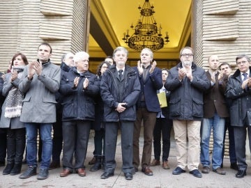 Aplauso tras el minuto de silencio en el Ayuntamiento de Zaragoza por el asesinato de Víctor Láinez Aplauso tras el minuto de silencio en el Ayuntamiento de Zaragoza por el asesinato de Víctor Láinez