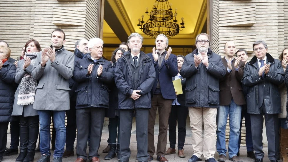 Aplauso tras el minuto de silencio en el Ayuntamiento de Zaragoza por el asesinato de Víctor Láinez