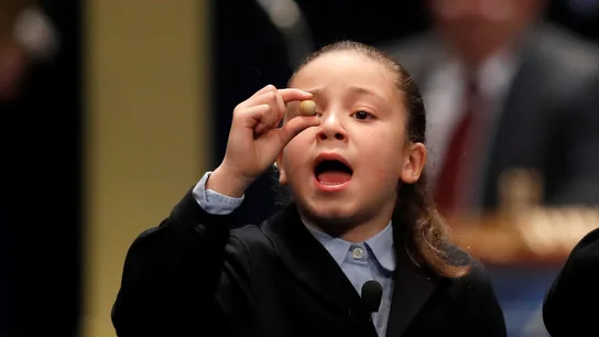 Aya, una niña del Colegio de San Ildefonso Aya, una niña del Colegio de San Ildefonso