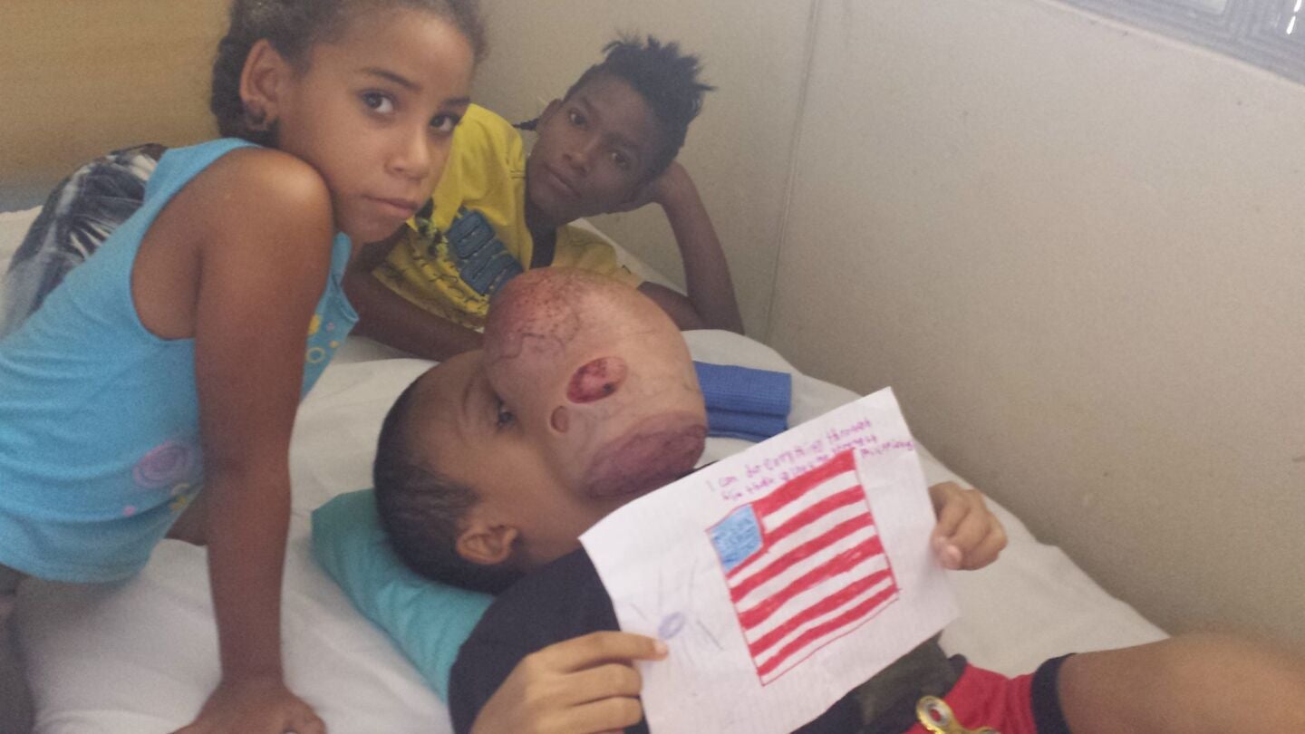 El peque&ntilde;o Emanuel Zayras pidiendo ayuda desde el hospital
