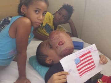 El pequeño Emanuel Zayras pidiendo ayuda desde el hospital El pequeño Emanuel Zayras pidiendo ayuda desde el hospital