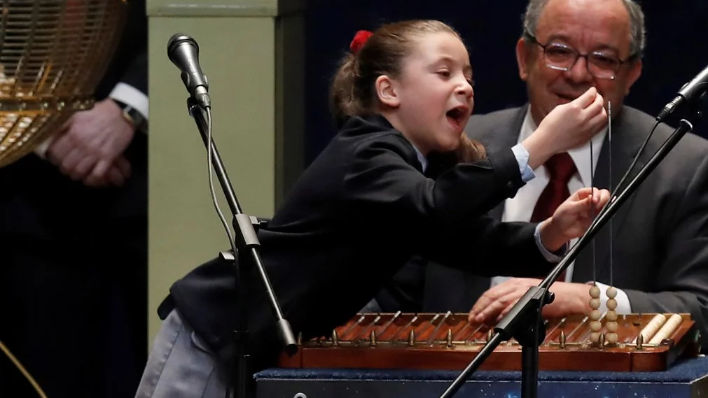 Aya, la niña de la suerte, canta el segundo premio de la Lotería de Navidad 2020