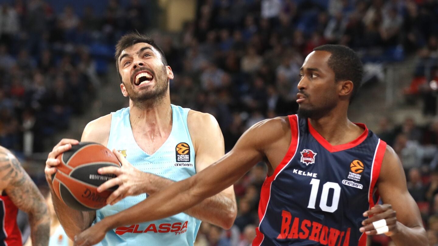 Oriola intenta penetrar a canasta ante el Baskonia