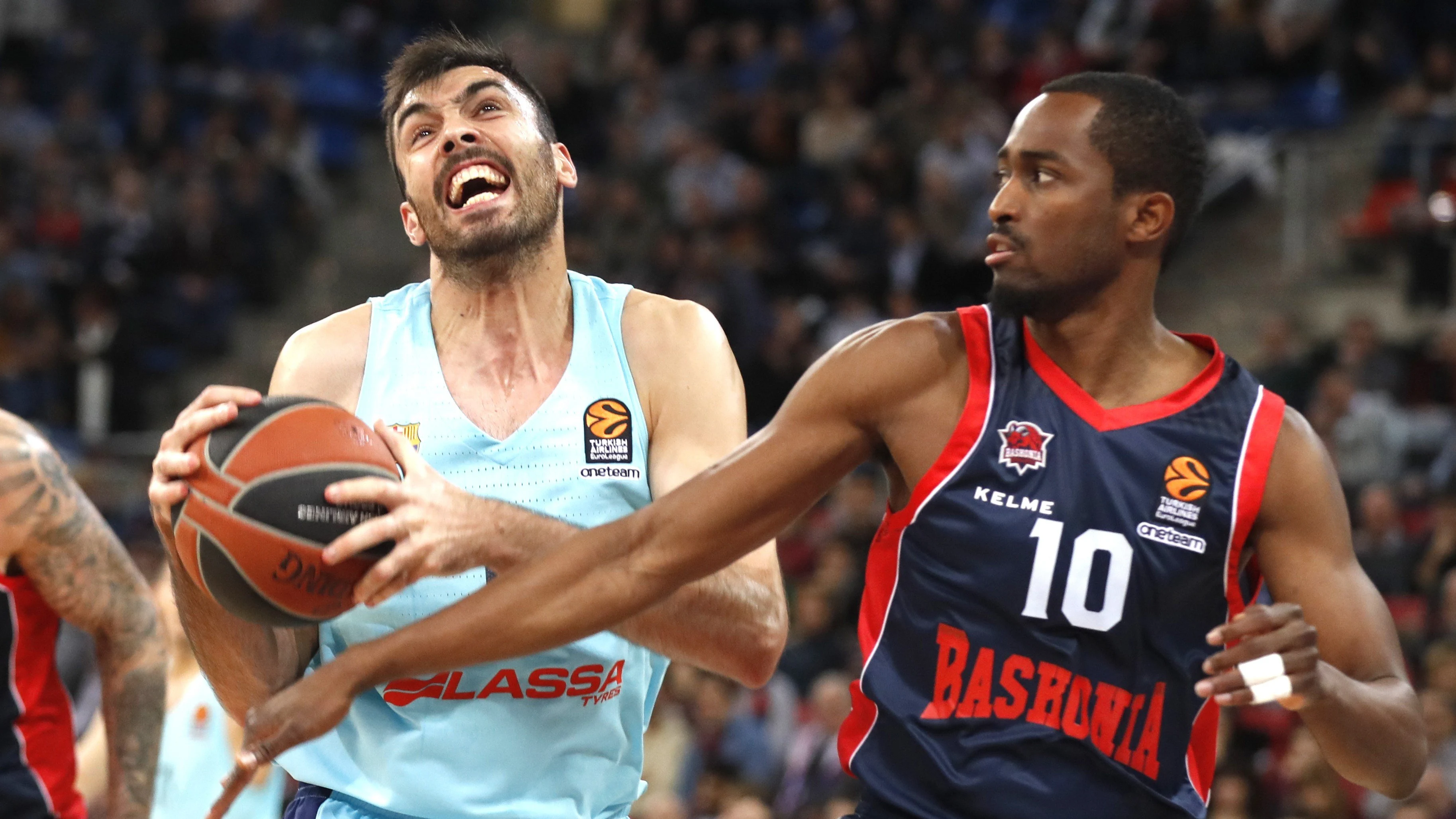 Oriola intenta penetrar a canasta ante el Baskonia