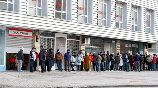 Un grupo de personas en la cola del INEM Un grupo de personas en la cola del INEM