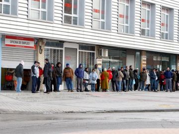 Un grupo de personas en la cola del INEM Un grupo de personas en la cola del INEM