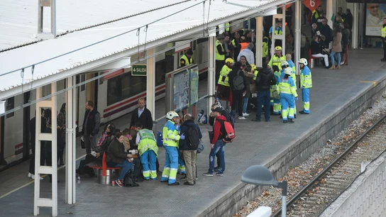 Efectivos del Servicio de Urgencia Médica de Madrid (Summa ) trabajan en la estación de Alcalá de Henares Efectivos del Servicio de Urgencia Médica de Madrid (Summa ) trabajan en la estación de Alcalá de Henares