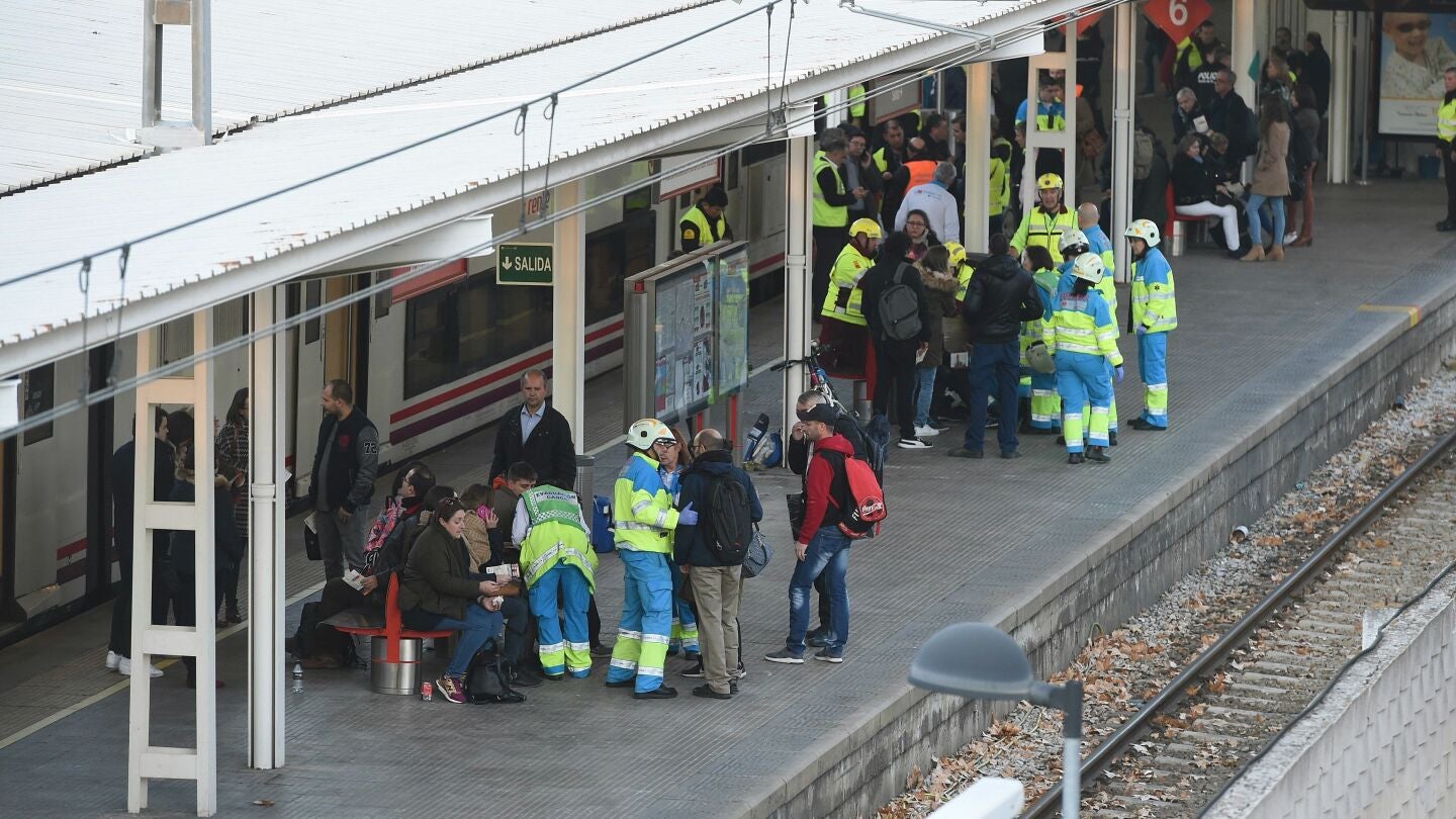 Efectivos del Servicio de Urgencia M&eacute;dica de Madrid (Summa ) trabajan en la estaci&oacute;n de Alcal&aacute; de Henares