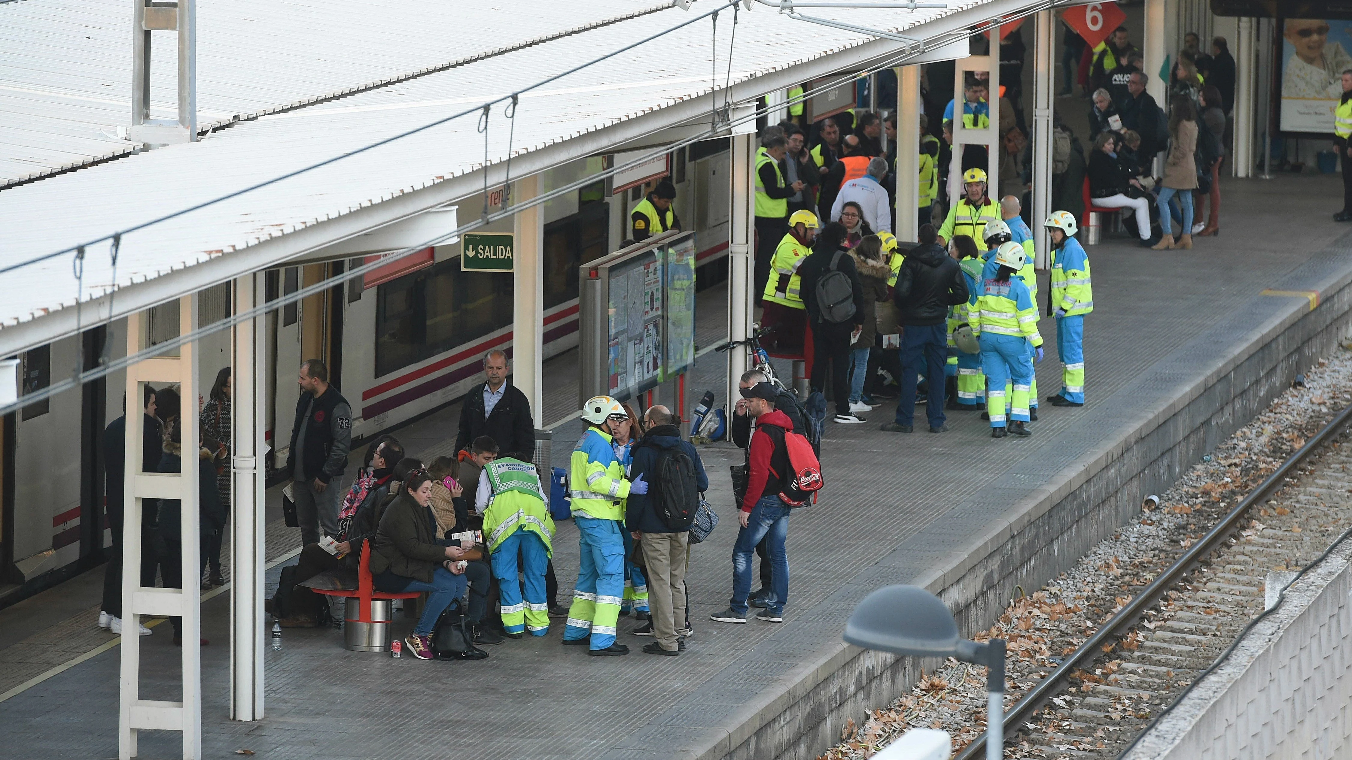 Efectivos del Servicio de Urgencia Médica de Madrid (Summa ) trabajan en la estación de Alcalá de Henares