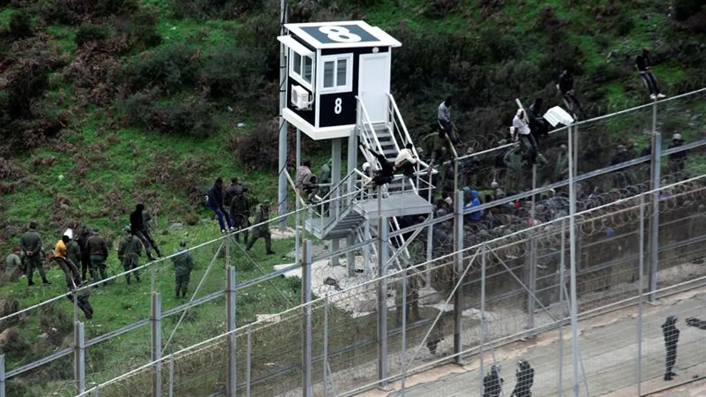 Imagen de la valla que protege la ciudad autónoma española de Ceuta Imagen de la valla que protege la ciudad autónoma española de Ceuta