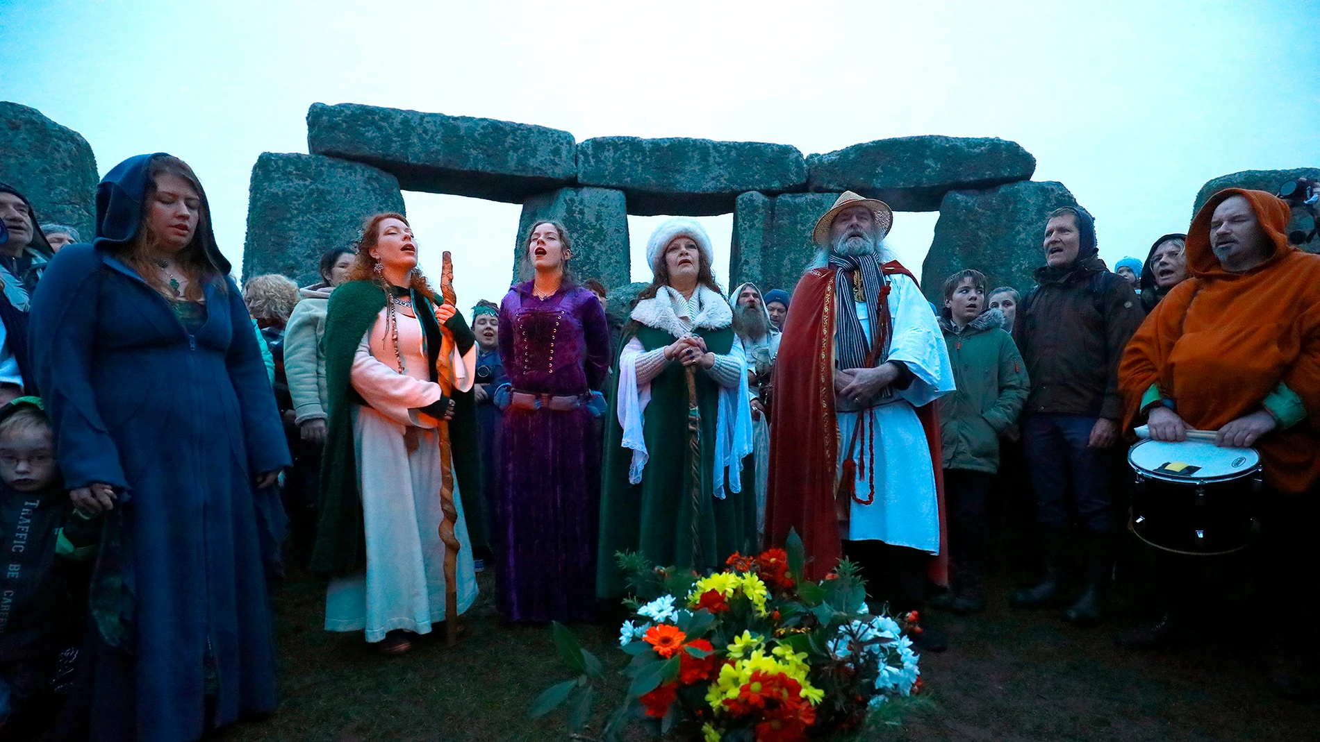 Una multitud participa en las celebraciones del solsticio de invierno en el monumento de Stonehenge