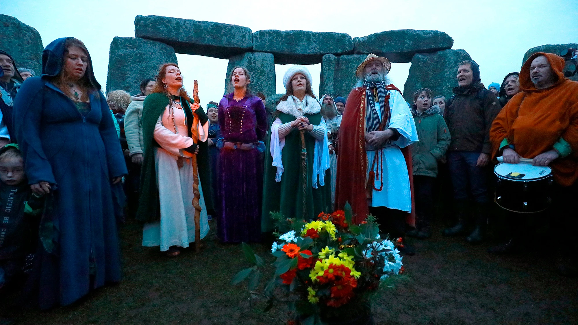 Una multitud participa en las celebraciones del solsticio de invierno en el monumento de Stonehenge