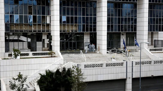 Policías recaban pruebas después de que un artefacto explosivo estallase esta madrugada ante el Tribunal de Apelaciones de Atenas Policías recaban pruebas después de que un artefacto explosivo estallase esta madrugada ante el Tribunal de Apelaciones de Atenas